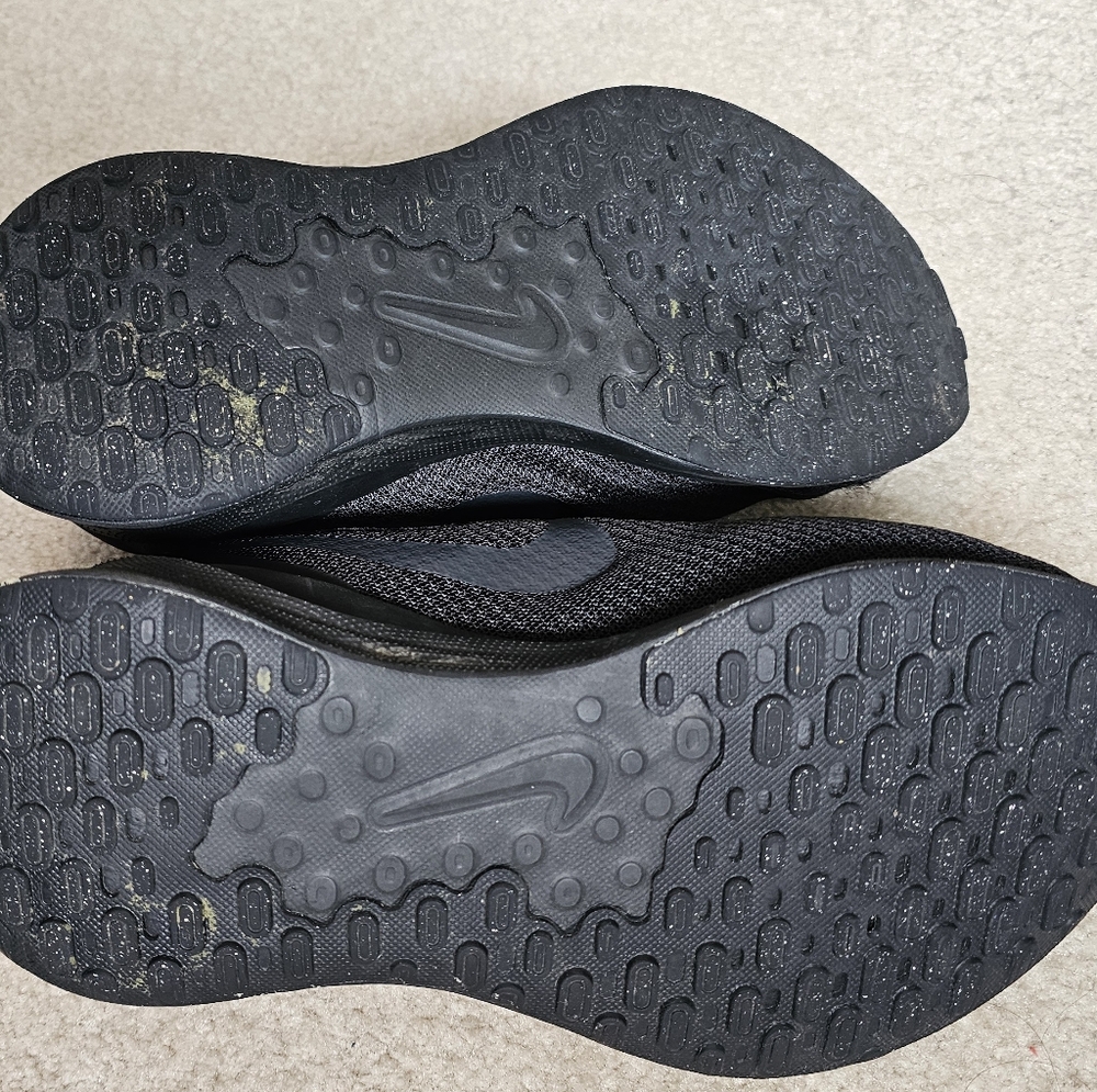 Women's Nike Revolution Black Running Shoes - Excellent Condition - Picture 2 of 7